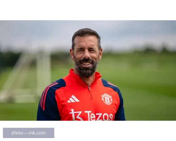 曼联正式宣布任命范尼斯特鲁伊为新任主帅，接替滕哈赫带队奋战